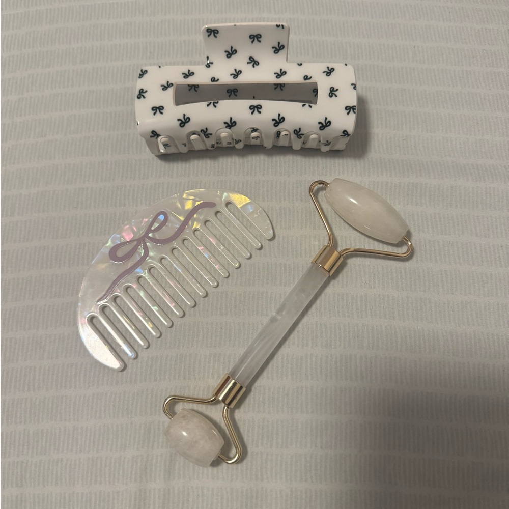 Combo : claw clip, comb and face roller